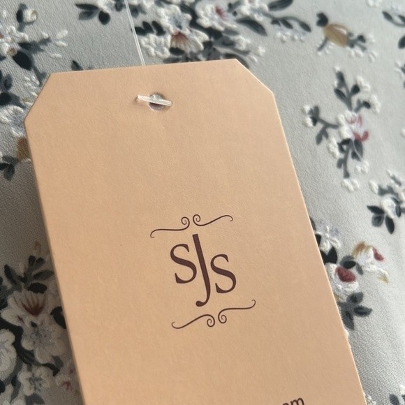 Women's Cap Sleeve Floral Top, Grey, Size Small, Flowy, NWT - Picture 7 of 7